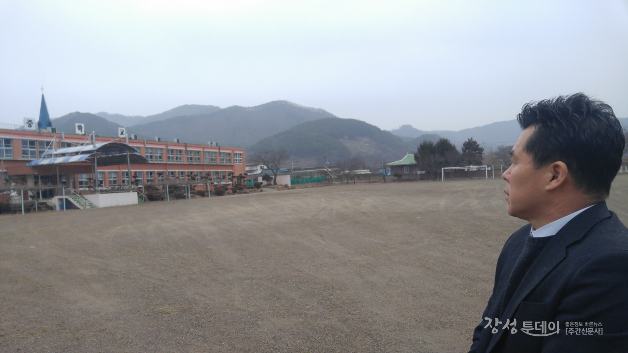 비바람이 불던 지난달 28일, 폐교의 길을 걷게 되는 약수중학교를 애잔히 바라보고 있는 단전리 박충열이장