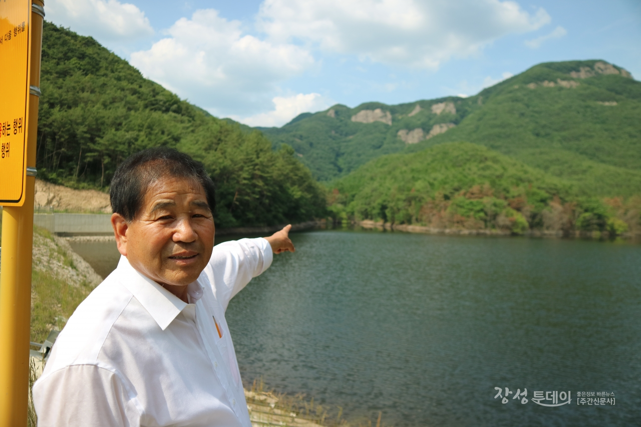 사거3리 김요현 이장이 홍길동의 씨족이 모여 살았다는 홍씨 씨족마을터를 가리키고 있다.
