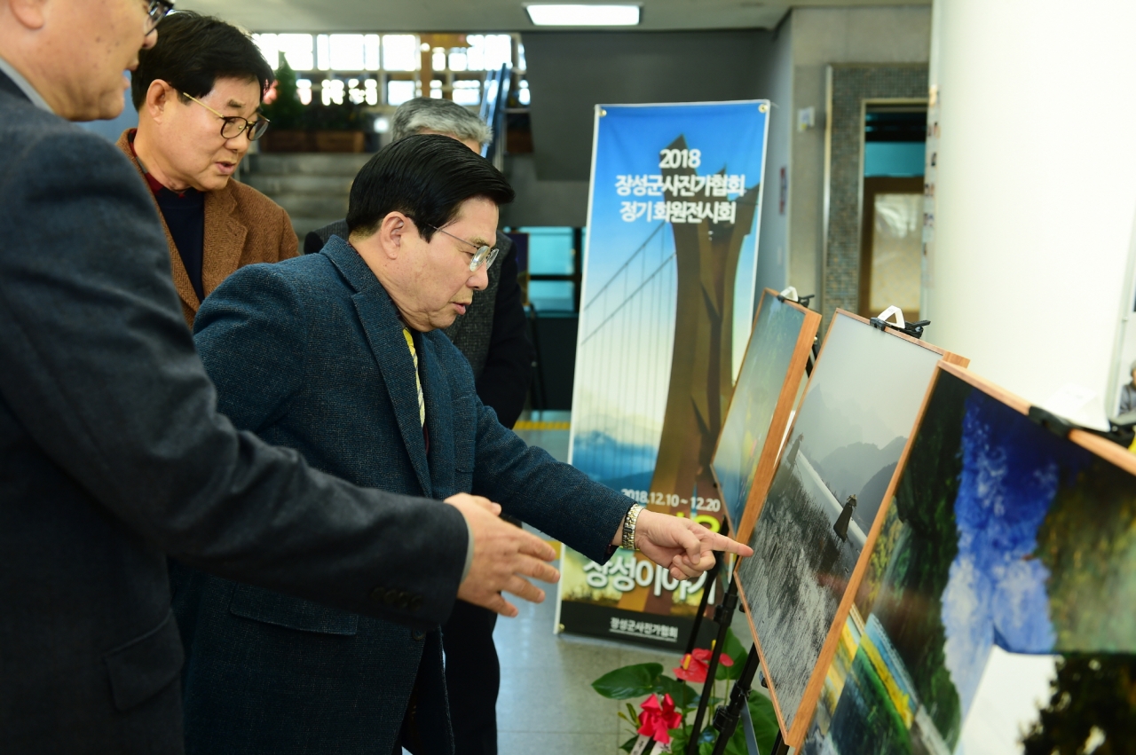 사진전을 관람하고 있는 유두석 장성군수, 차상현 군의회의장