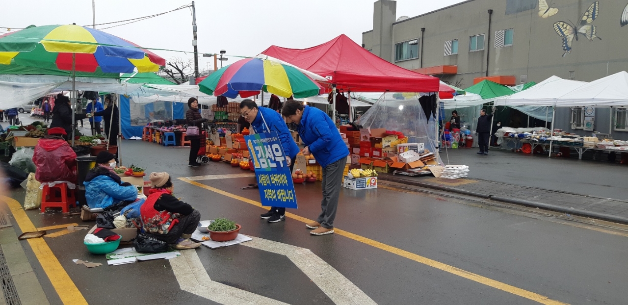 김선우 예비후보가 전통시장을 방문해 탤런트 김정균 씨와 함께 선거운동을 펼치고 있다.