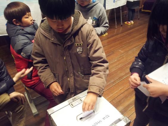본 사진은 기사와 관련 없음. 어린이 회장 투표 모습.