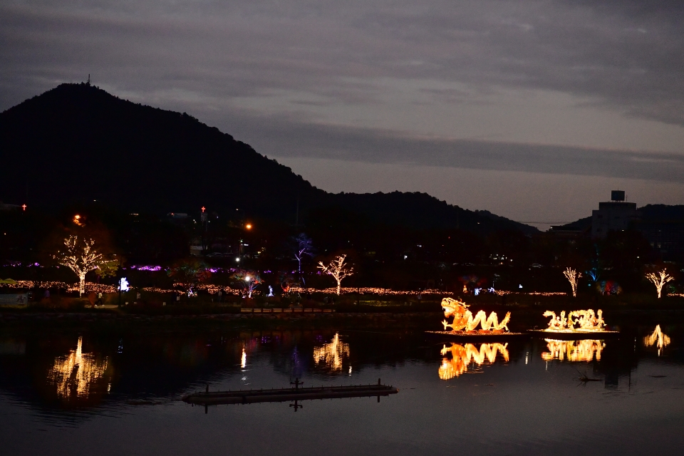 지난해 10월 열린 장성황룡강노란꽃잔치 기간 밤을 밝힌 황룡강의 조명 시설들. 장성을 찾은 관광객에게 다채로운 야간 볼거리를 제공했다. 하지만 이밖에 장성에는 야간 명소라고 할만한 곳이 없는 실정이다.