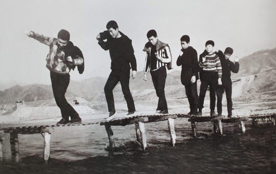 기산리 뽕뽕다리(1966년)까까머리 고등학교 친구들이 강가에 나들이 나와 웃옷을 걸쳐 메고 기산리 뽕뽕다리를 아슬아슬하게 건너고 있다. 강성주씨 소장 사진.