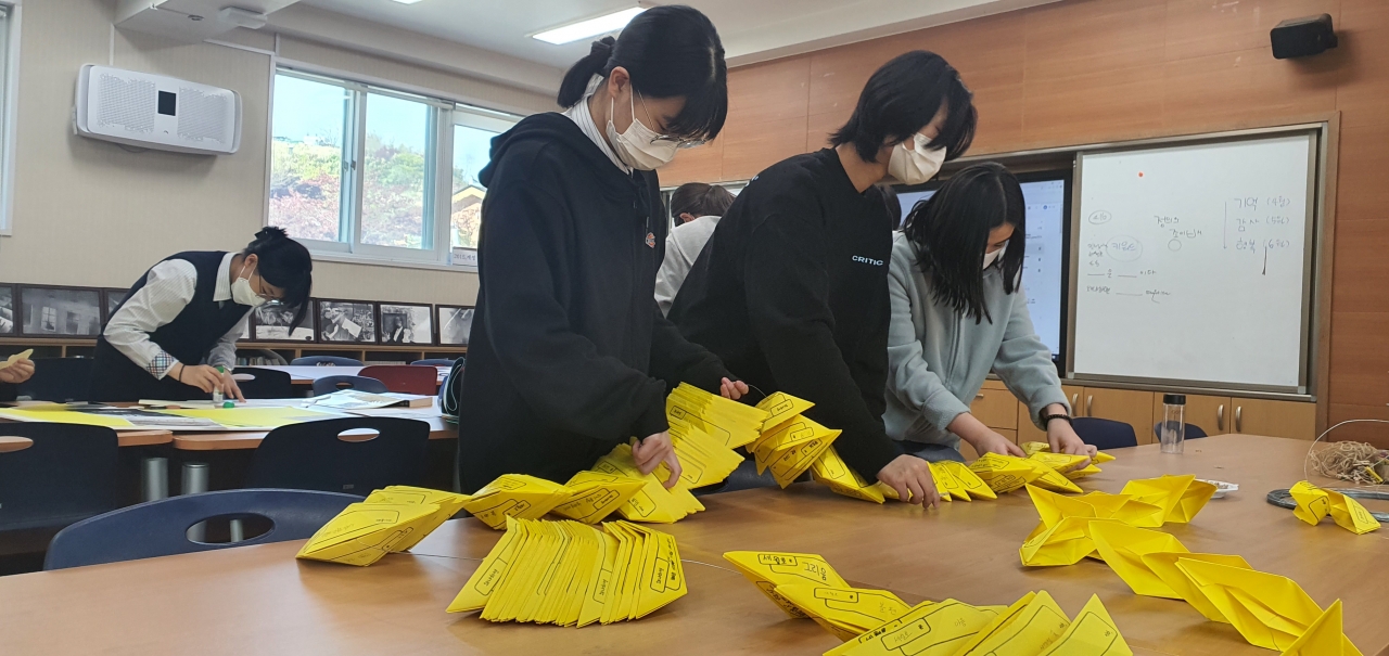 문향고등학교 독서토론반 동아리 학생들이 정의의 세월호 모형만들기 행사를 하고 있다.