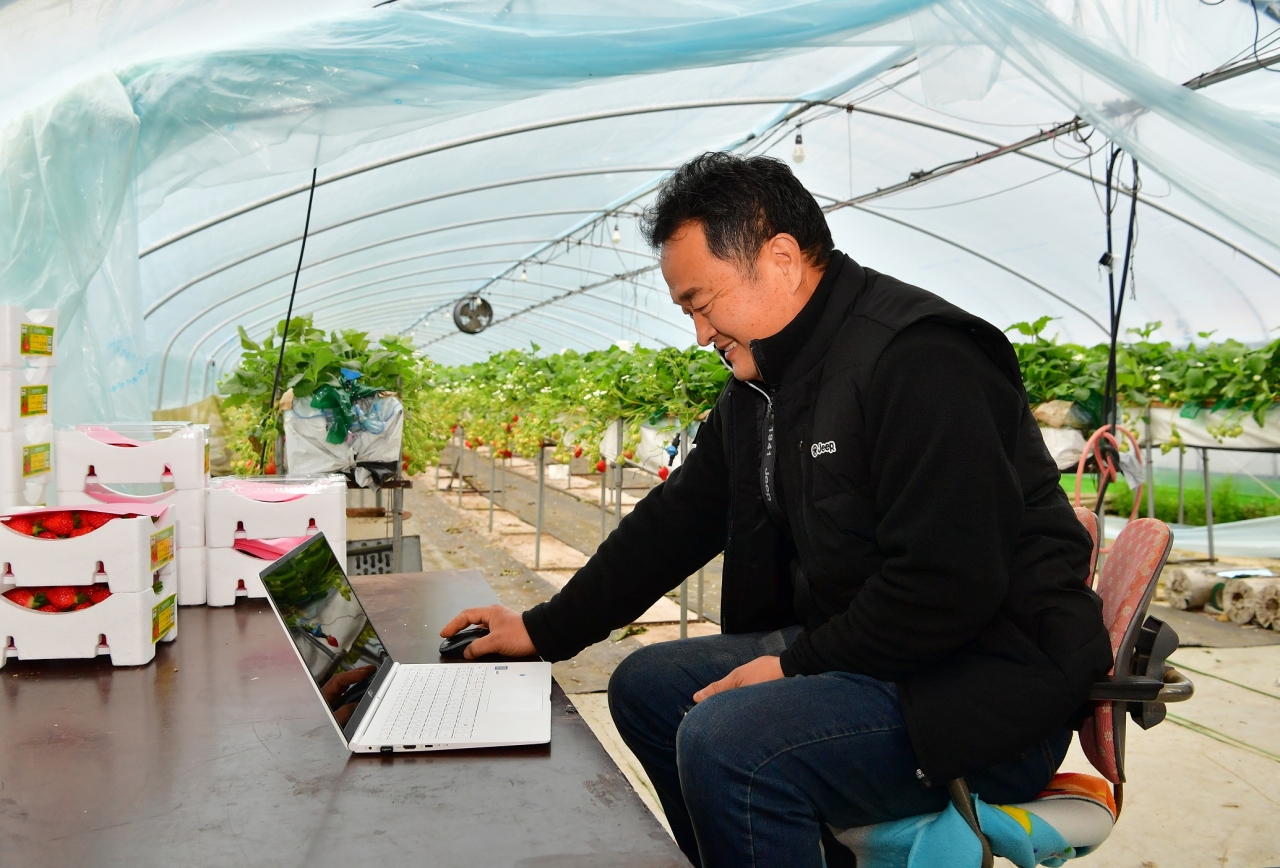 장성군이 새해 농업인실용교육을 실시한다. 온라인 교육을 받고 있는 농업인.