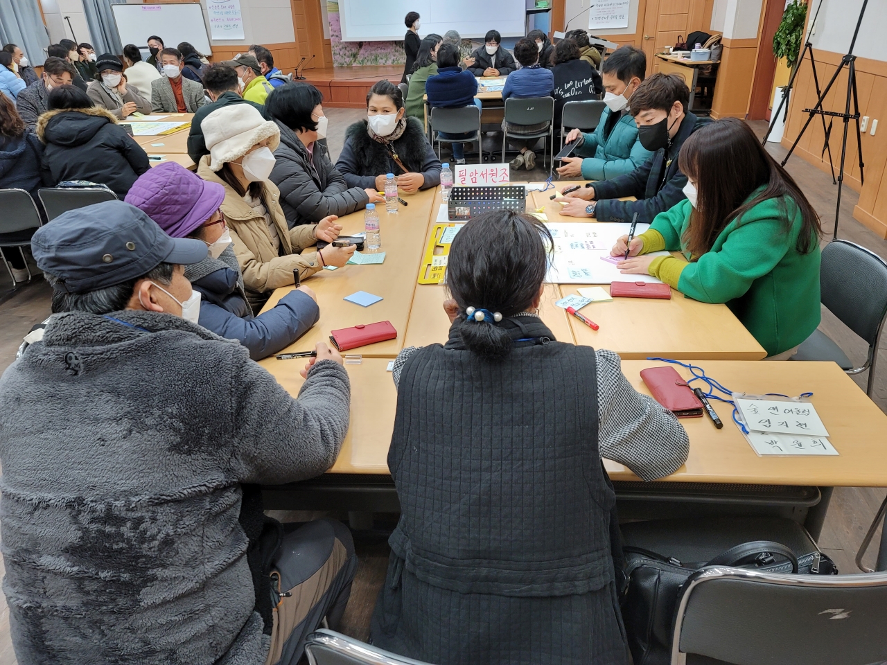 주민과 활동가들이 모여 프로그램에 대한 회의를 진행하고 있다.