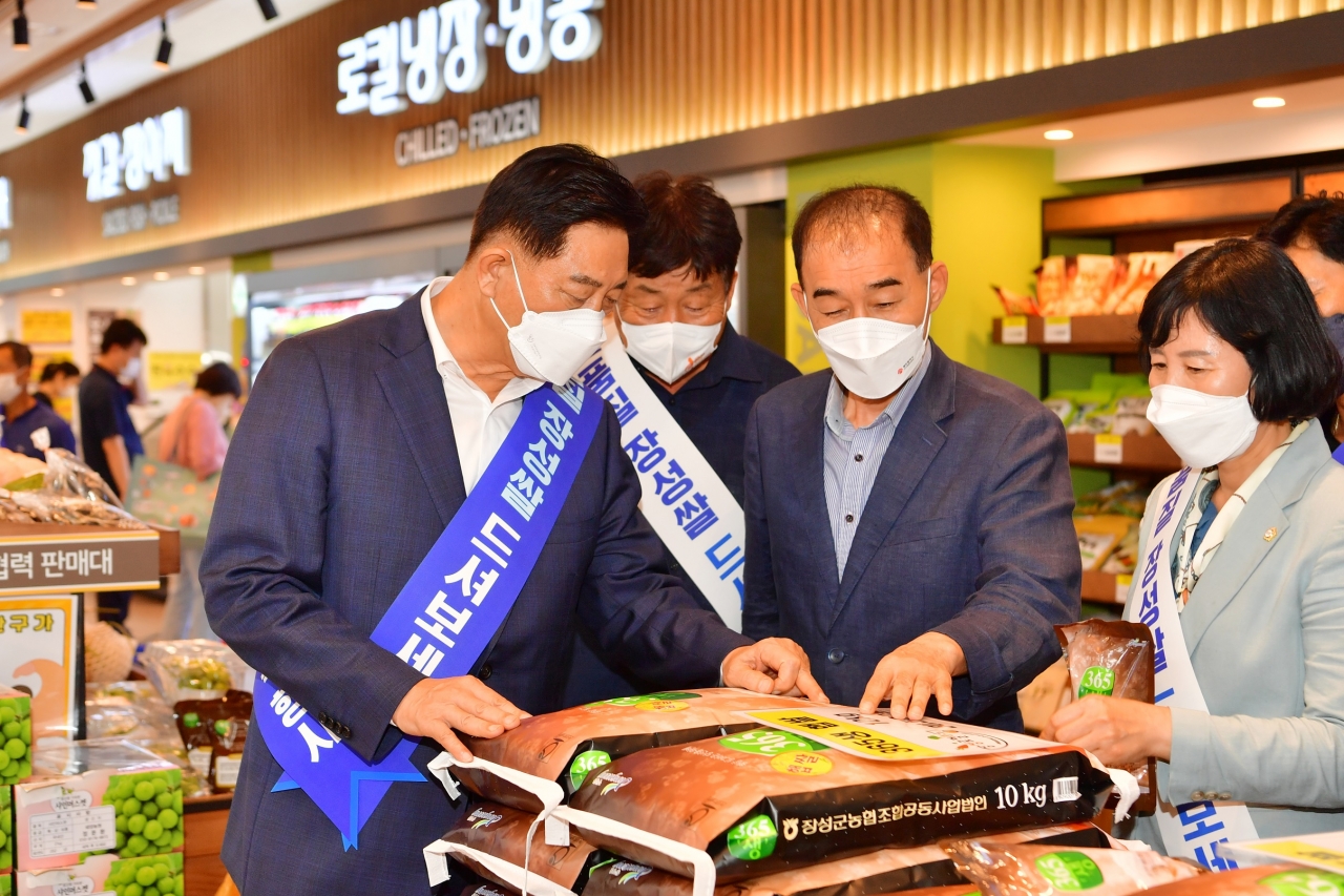 장성군이 지난 8일 광주권 장성로컬푸드직매장에서 우리 쌀 소비 촉ㅈ빈 캠페인을 열었다.