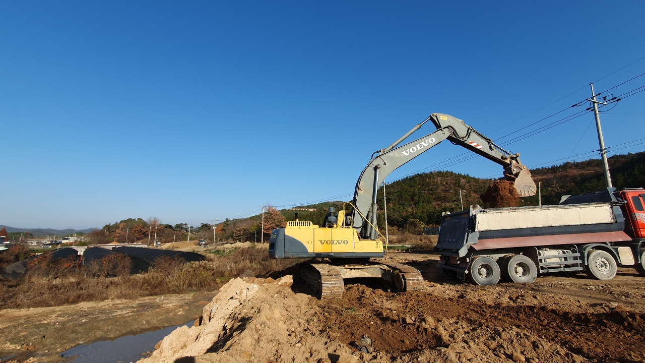 24일 오후 동화면 구룡리 불법매립현장에서 원상복구 명령에 따른 토사반출 작업이 이뤄지고 있다.