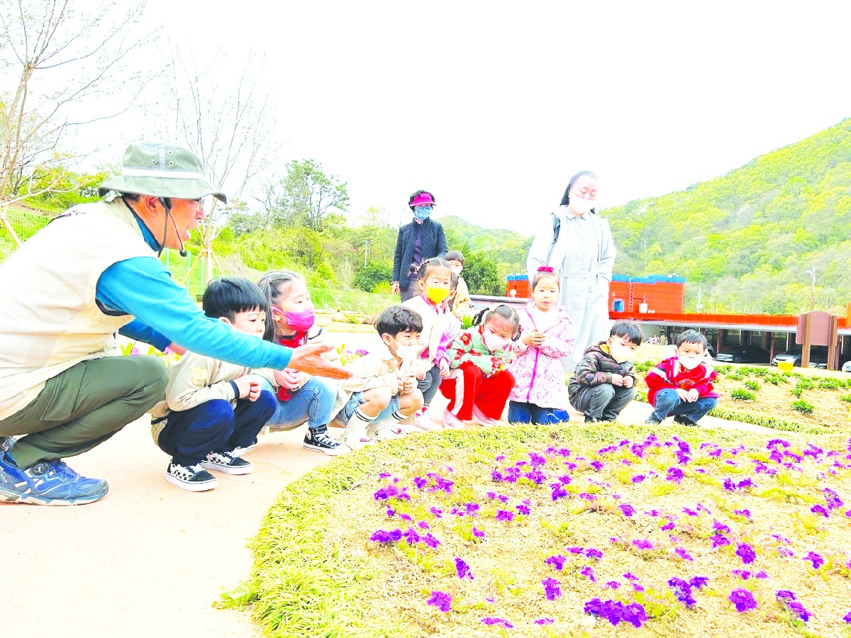 들꽃정원을 찾은 유치원 아이들. 아이들의 놀이터이자 생태학습장이다.