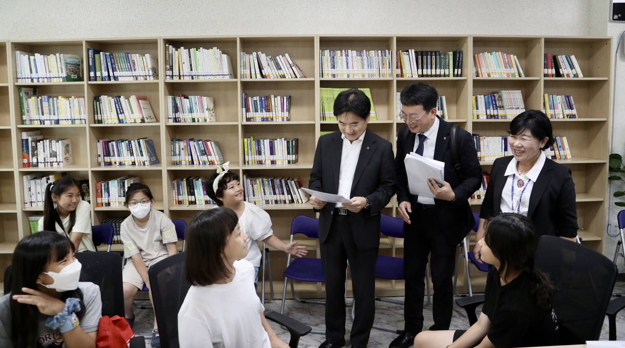 김대중 전남교육감이 고금면 작은도서관을 방문, '찾아가는 작가와의 만남' 프로그램에 참여한 학갱들과 이야기를 나누고 있다.