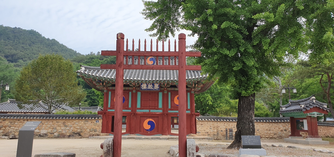 유네스코 세계유산으로 등재된 한국의 대표 서원인 필암서원의 늠름한 자태. 이 찬란한 유산을 활용하고 가치를 향상시킬 몫은 우리들에게 있다.