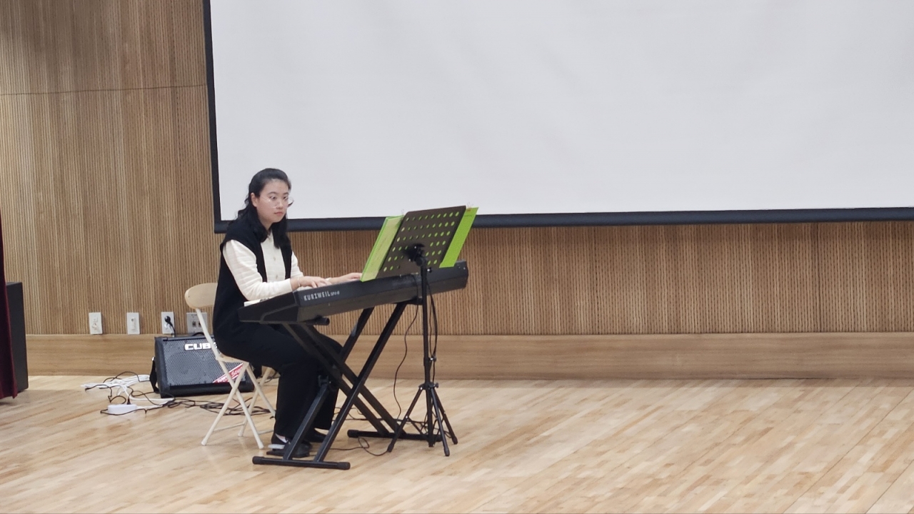 장성군장애인종합복지관 김소영 씨가 전남발달장애인 자기주장대회에서 피아노를 연주하고 있다.