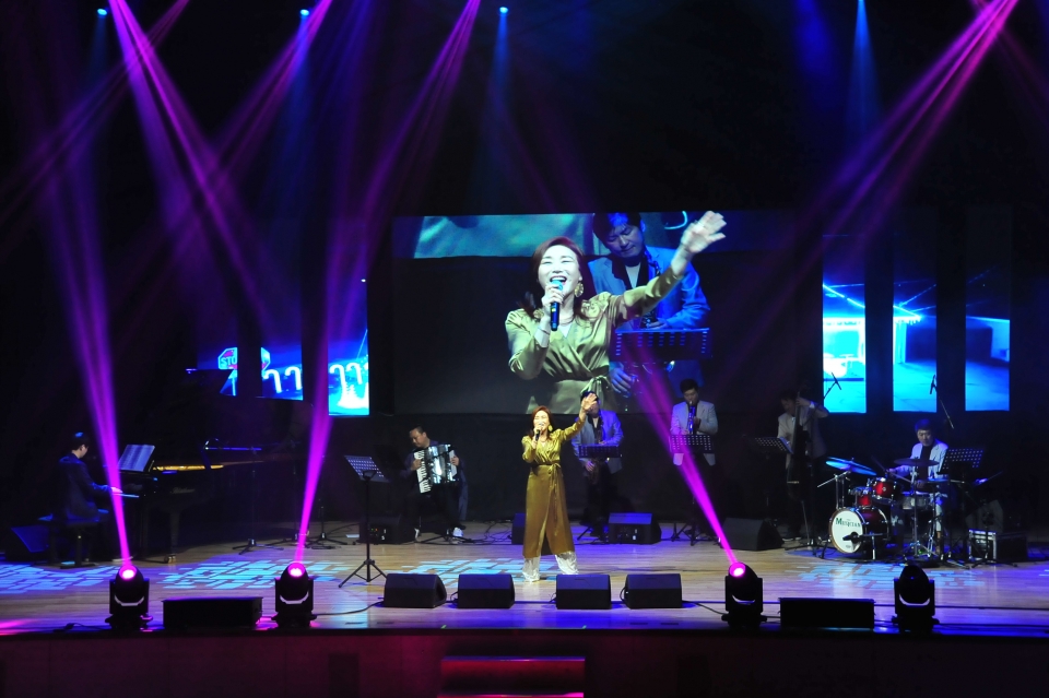 가수 주현미가 지난 5일 장성문화예술회관 대극장에서 열린 K-JAZZ 러브레터에서 노래 신사동 그 사람을 부르고 있다.