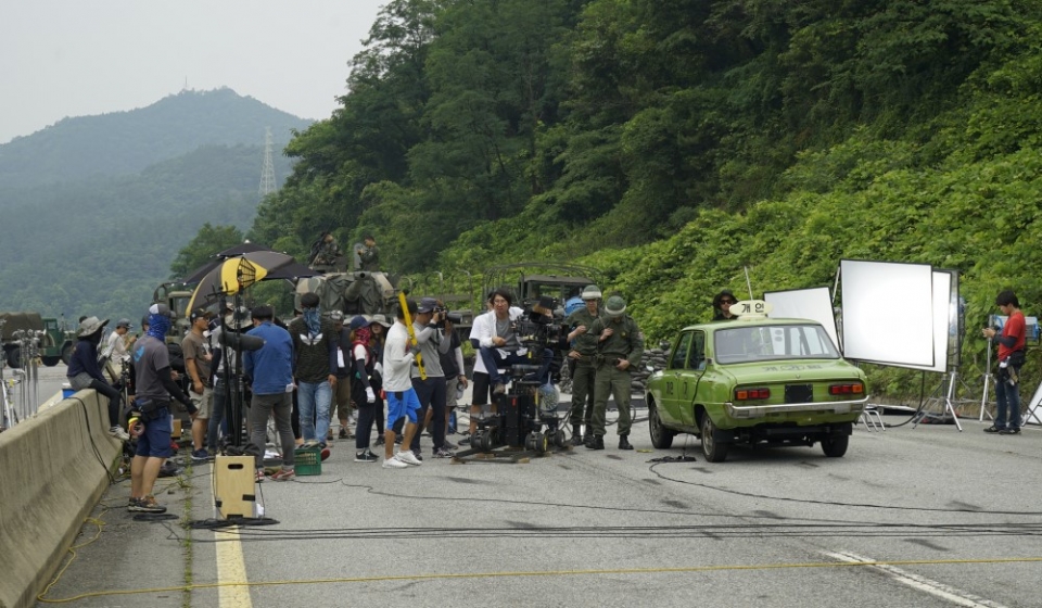 사진은 영화 택시 운전사에서 진압군이 광주를 봉쇄한 내용을 촬영한 장면이다. 전남영상위원회 제공.
